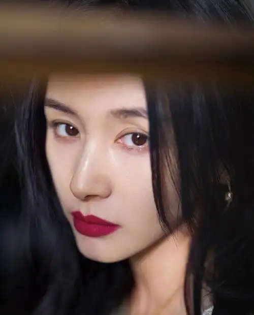 长发的王子文多了几分知性美,曾经的王子文面部干瘪,随着年龄增长