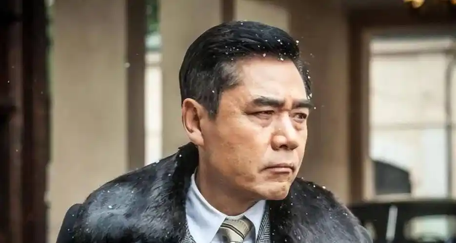 演员陈宝国:娶同学赵奎娥,结婚40年宠妻如宝,成年儿子