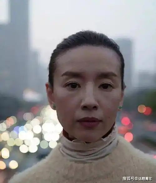 孙俪生图翻车后,43岁董洁新写真撞脸"老年版赫本"!_网友_状态_女明星