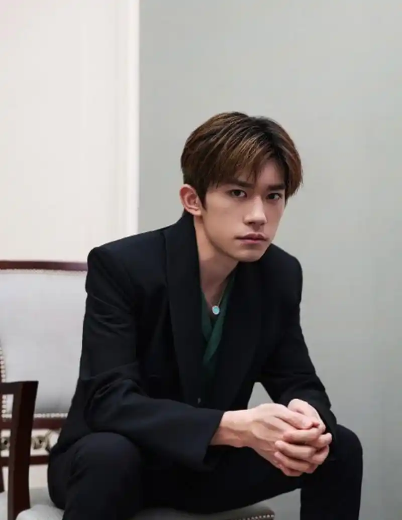 与华为nova全球代言人的#tfboys易烊千玺# 记录浪漫,标注个性.