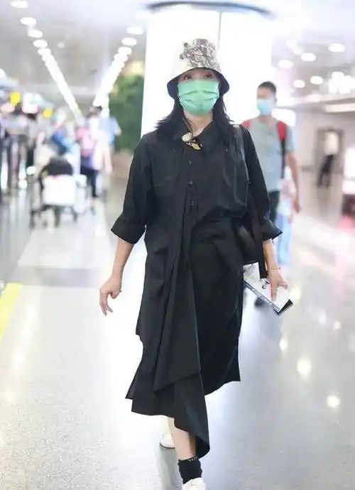 陶虹也难逃"中年发福",幸好靠穿搭能加分,但素颜看着有点憔悴_面料