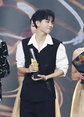 王俊凯获得微博"年度榜样歌手"荣誉 期待少年未来带来的更多好作品