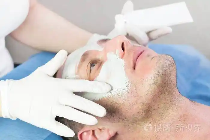 在水疗沙龙做面膜美容的男人