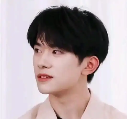 1 / 3 电影《中国医生》曝光一则花絮,易烊千玺饰演的杨小羊医生因