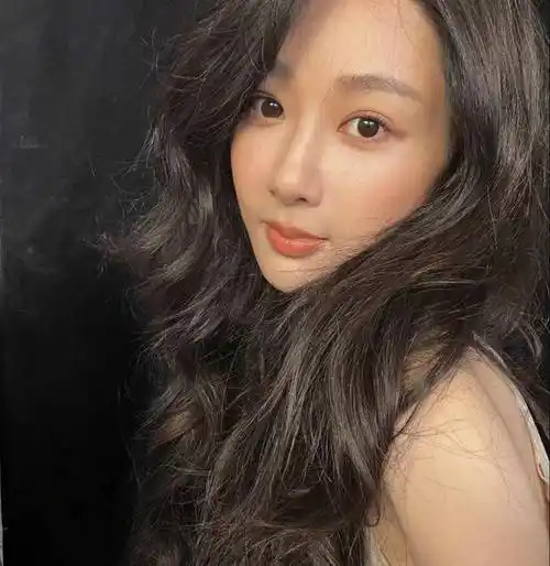 杨紫:晒长发怼脸自拍,一头蓬松的大波浪卷,小露香肩女人味十足_造型