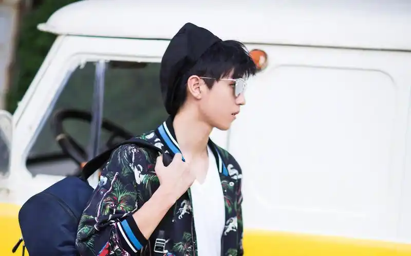 王俊凯时尚阳光帅气街拍图片桌面壁纸