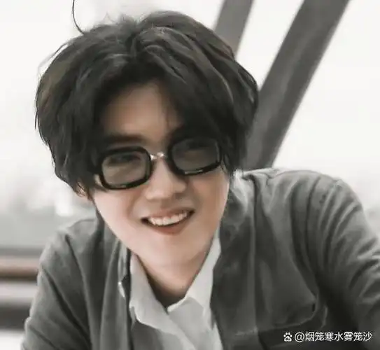 难怪鹿晗总不哈哈大笑看到他唯一一张大笑照丑到判若两人