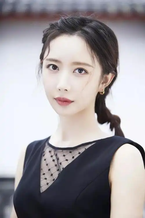 潘时七,人美心善的气质女神