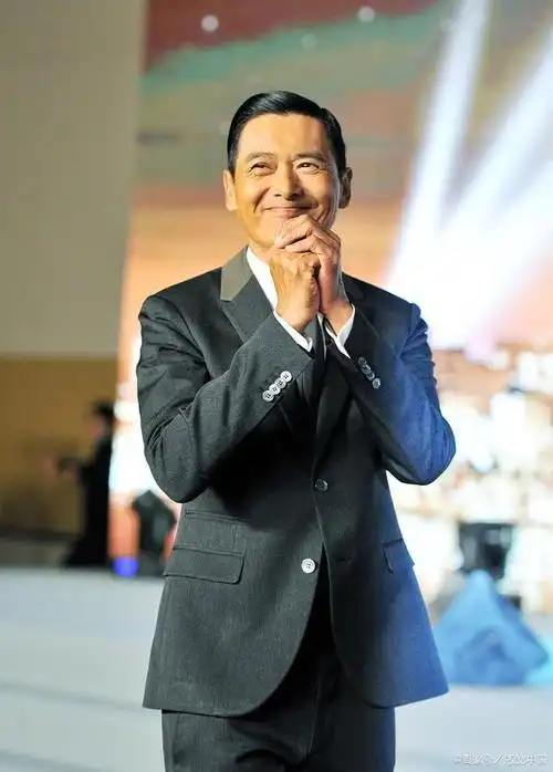 周润发,无疑是华语影坛的传奇人物,从《英雄本色》到《无间道》,从