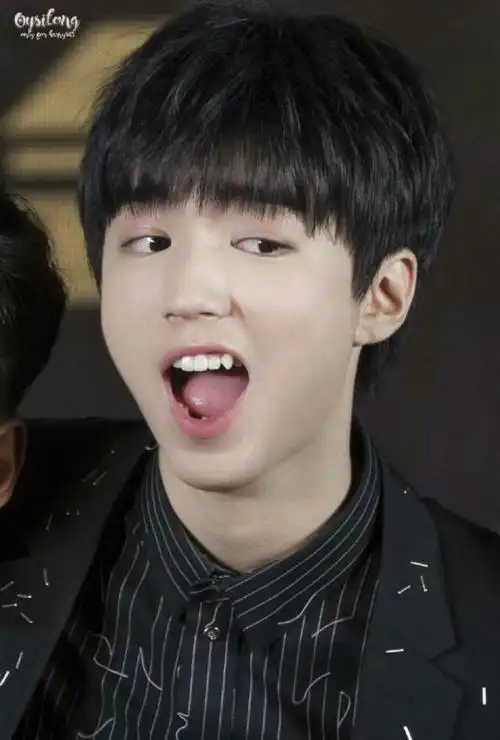 大概很多人的第一反应就是王俊凯吧,这个虎牙少年笑起来像太阳一萌化