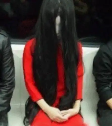 路上现红衣女鬼路人纷纷远离知道真相后哭笑不得