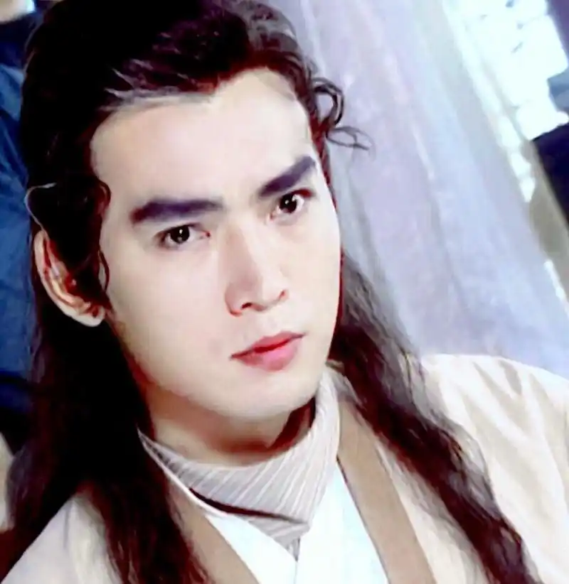 不得不说焦恩俊年轻时颜值真的是高,很帅气.