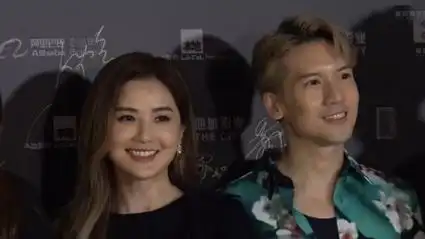 蔡卓妍比剪刀手俏皮甜美 和"婚约老公"关智斌亲密同框