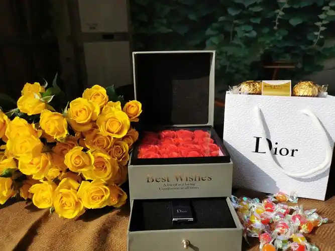 行政姐姐们将礼盒摆放成爱心形状2021年的新年礼物,公司也是早早的