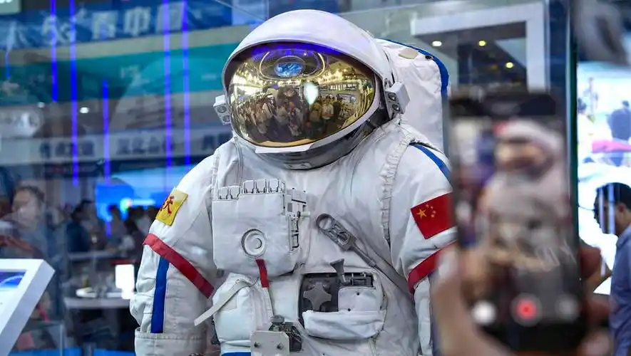 宇航员穿上中国新一代飞天舱外航天服