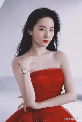 刘亦菲抹胸红裙风情万种