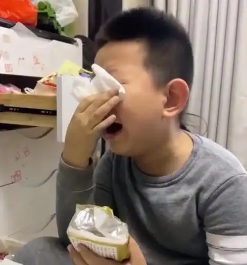 天津一男孩作业写完一页还有一页后大哭,随后一句话令妈妈笑哭