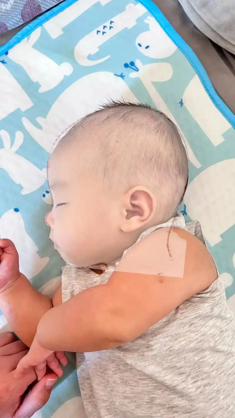 宝宝马上三个月了,月子里一直是侧睡 - 抖音