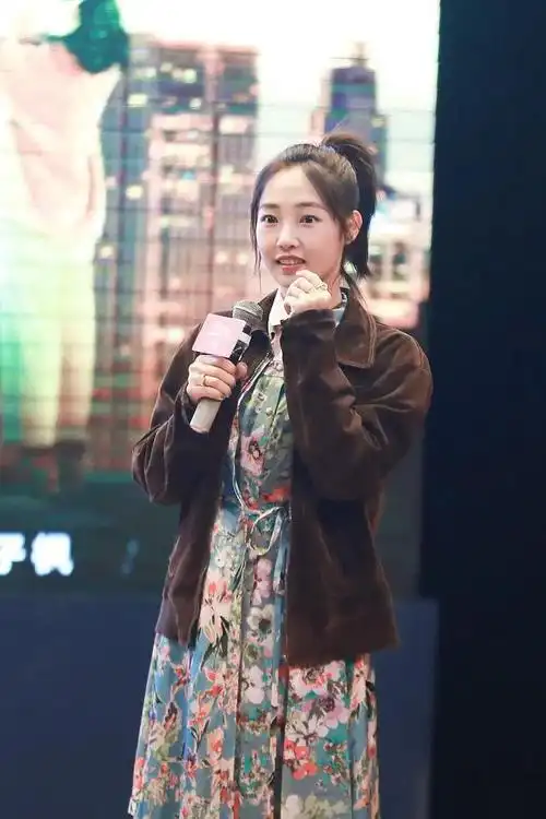 白百何穿高马尾裙(白百何扎个高马尾更显年轻)(1)