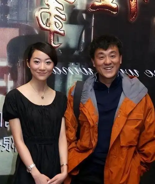 演员何冰:为何结婚22年0绯闻?看看妻子是谁就知道了