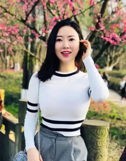 蒋娉婷的牛仔裤明艳动人,因刘强东爆红网络,网友:肌肤胜雪