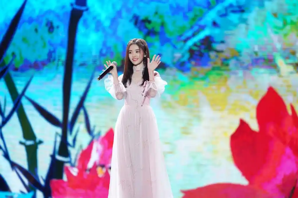 鞠婧祎拿着魔法棒,俏皮可爱,这是要化身哈利·波特吗?