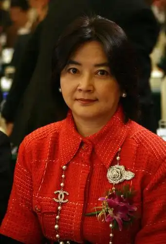 61岁胡慧中罕见携女儿外出愁眉深锁20岁女儿身材微胖神韵像父亲