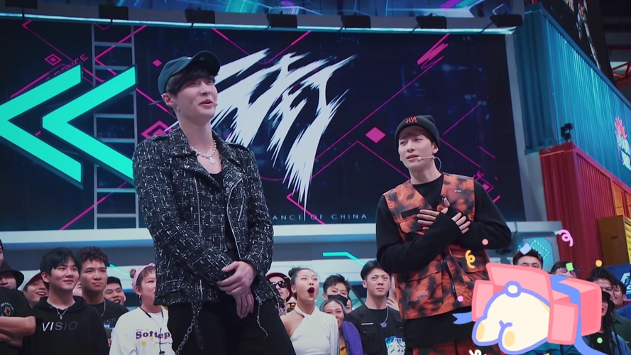 张艺兴说自己想赢比赛,王嘉尔说台上没兄弟自己也想赢,场面好逗