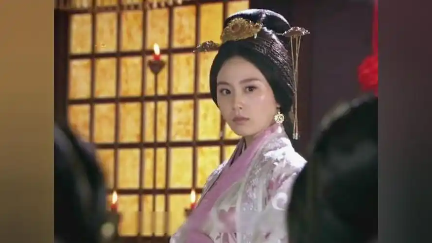 未婚先孕的女人挺着大肚子去参加皇宫宴会,却开启了狂躁模式 #刘诗诗