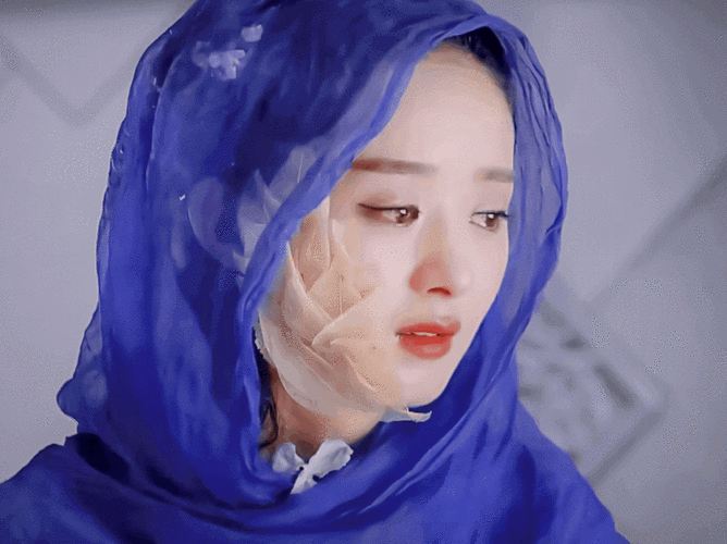 这一抬眼,泪光涌动