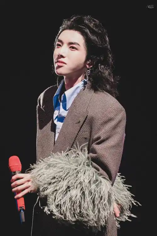 华语乐坛领军人华晨宇晒出金发纹身新造型灵魂自由的摇滚巨星