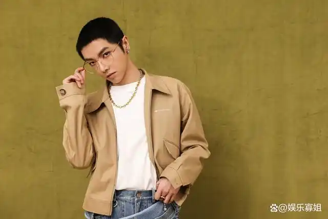 华晨宇晒寸头自拍,五官清晰,轮廓优越,有点霸气成分在