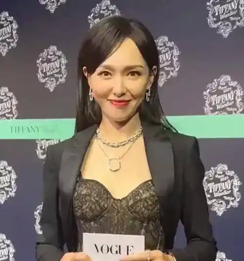 原创40岁唐嫣最新生图引热议苹果肌抢镜年龄感重网友感叹老了