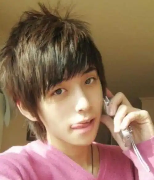 这样的一款男生离子烫效果图,是90后非主流最受欢迎的发型,整款造型中