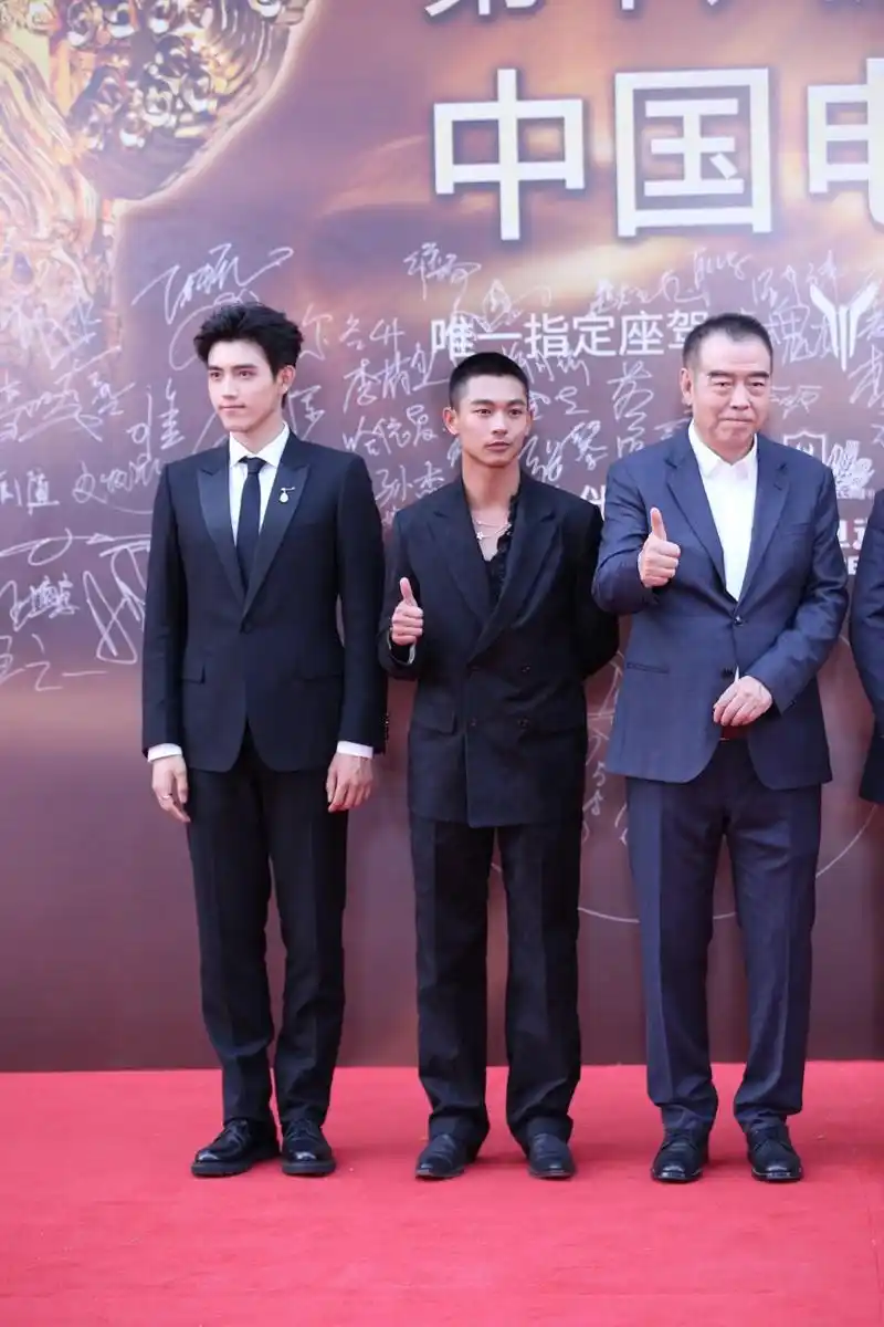 陈凯歌和陈飞宇这对父子,长得还真是挺像的!尤其是眉毛[左捂脸]!