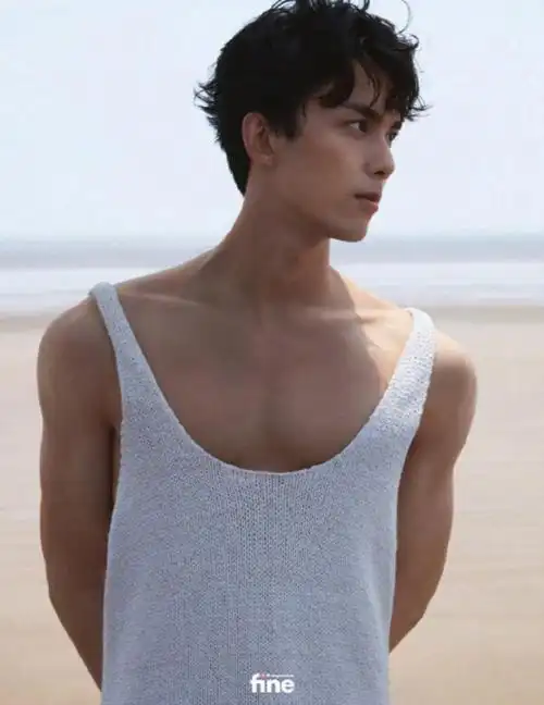 吴磊肌肉图吴磊海滩大片穿深v背心秀肌肉线条