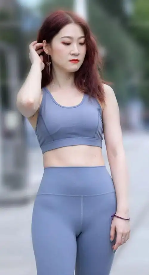 紧身瑜伽套装做瑜伽的女生身材就是好身材真诱人