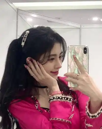 原创鞠婧祎现身舞台演出全身涂粉打造牛奶肌比伴舞亮眼太多