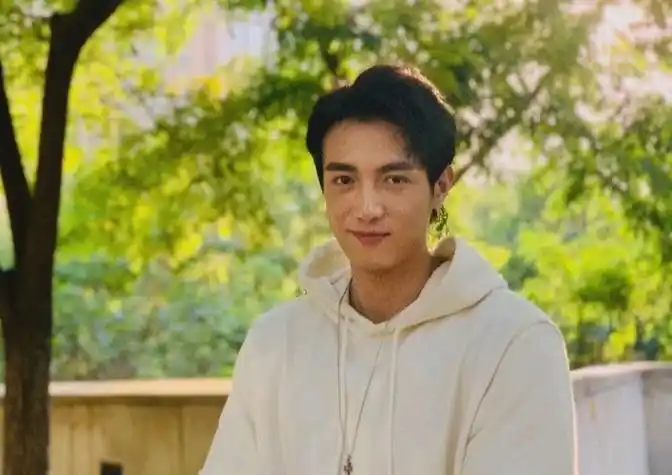 萧亚轩前男友黄皓官宣当爸爸,一只小狗,牵起了他和女邻居的爱情