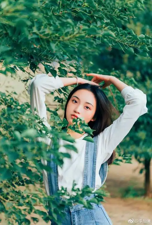 日系文艺范美女户外写真高清图片