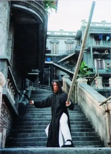 黎明在拍《十月围城》时,化妆组给他化妆,捣鼓了一阵子后很是满意