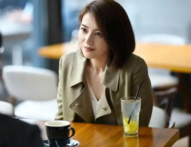 被高圆圆新剧发型圈粉,"一刀切短发"减龄显脸小,气质也太好了|脸型|妆