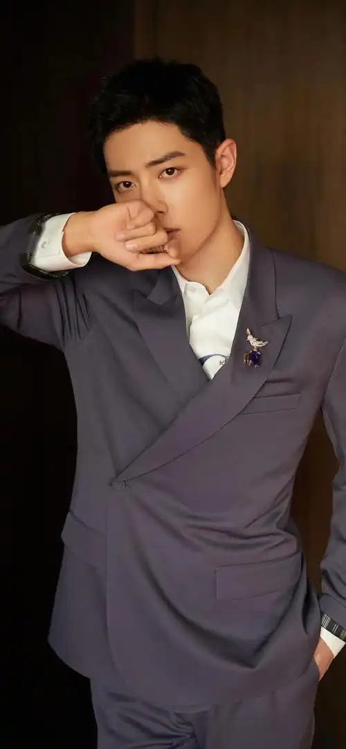 肖战白衬灰色西服套装左手插兜右手靠墙帅气成熟手机壁纸