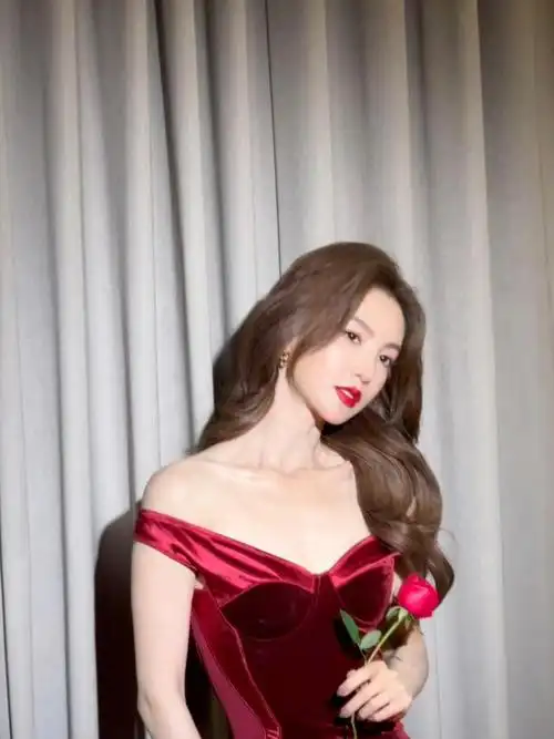 金晨穿红丝绒礼服露香肩 卷发红唇妩媚撩人 -zaker新闻