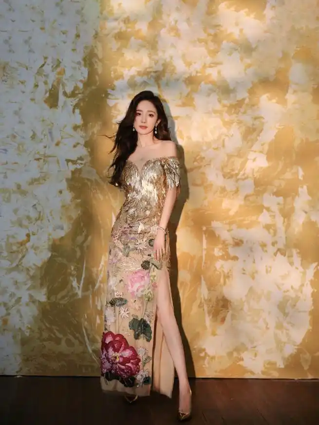 代言人杨幂超话身穿rahul mishra 2023秋冬高级定制礼服惊艳亮相,礼服