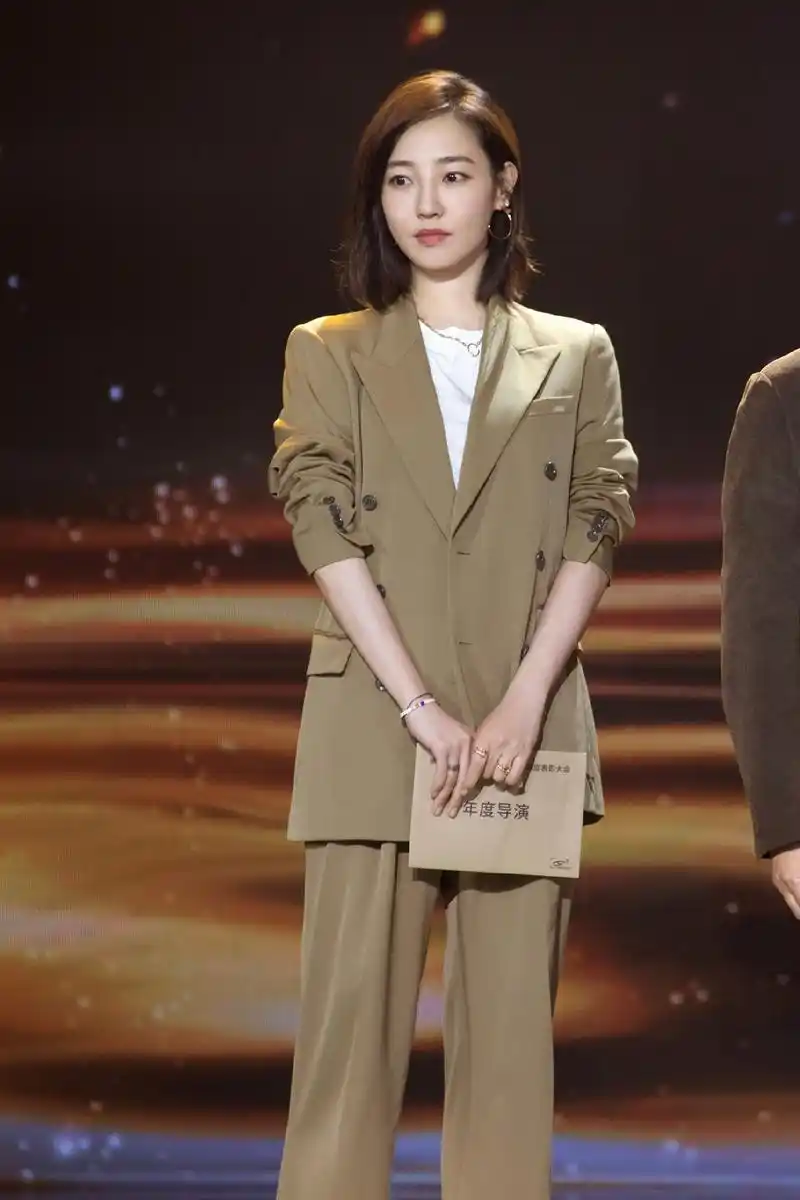 风尘仆仆,如约而至白百何出席第十届中国电影导演协会2018年度表彰