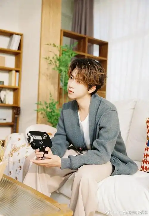贺峻霖午后写真