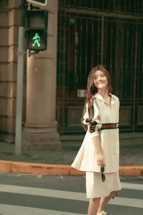 赵露思时尚街拍气质写真高清原图查看