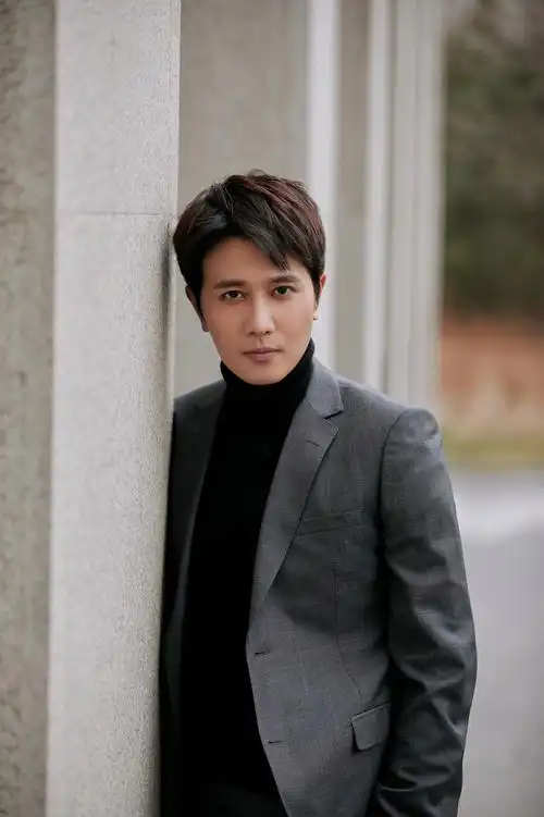 彭冠英发布2020时尚街拍 清冷英俊彰显都市风潮_黄金档