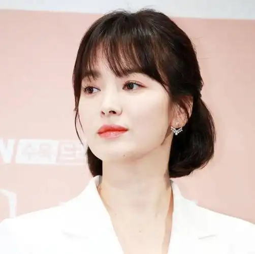 宋慧乔又换发型了!微卷短发桃红眼妆,时髦洋气,气质也太高级了